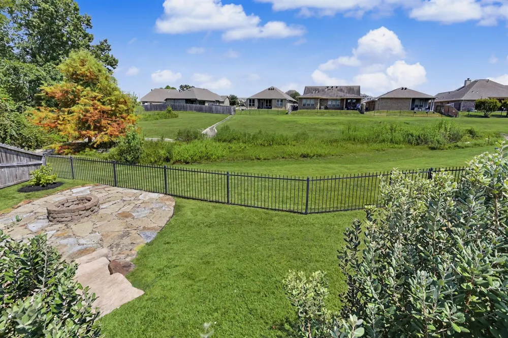 115 Racetrack Lane Montgomery, TX 77356
