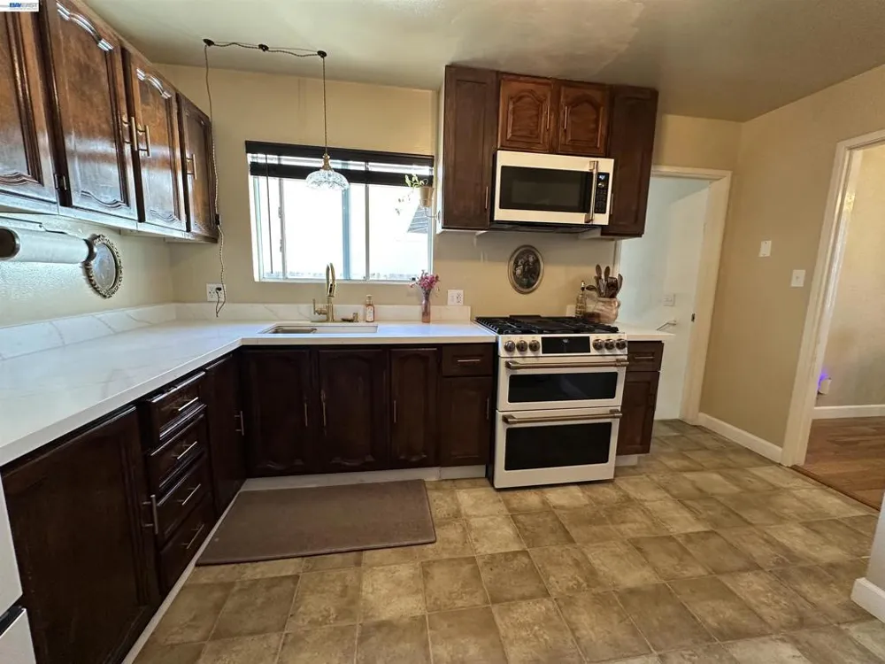 18567 HUNTER AVE San Lorenzo, CA 94541