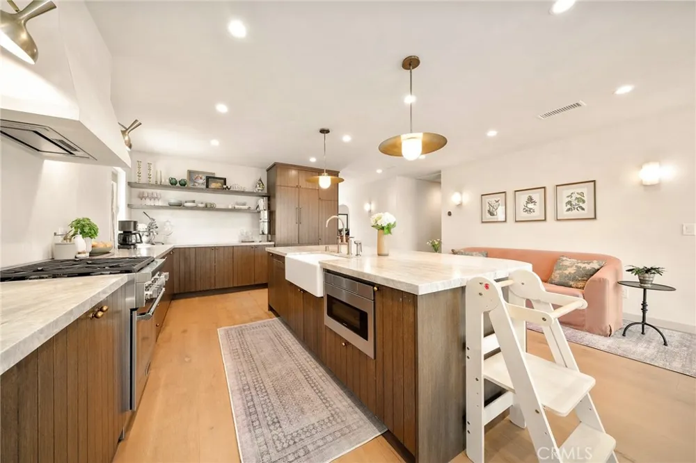 8006 Vicksburg Los Angeles, CA 90045