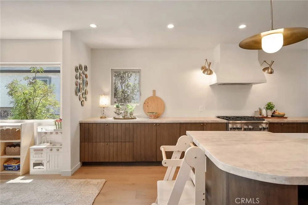 8006 Vicksburg Los Angeles, CA 90045