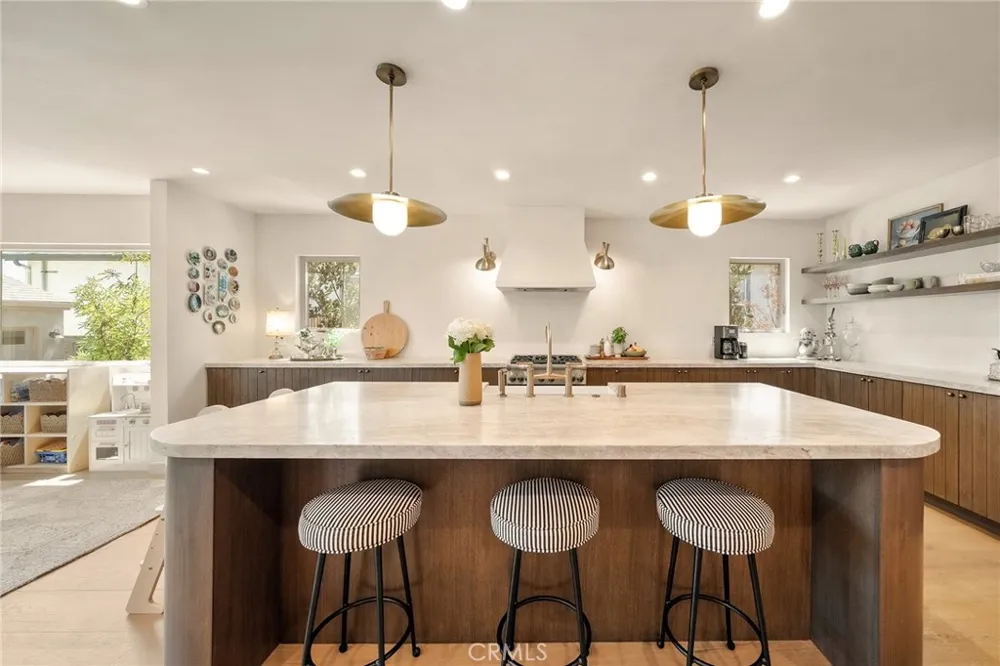 8006 Vicksburg Los Angeles, CA 90045