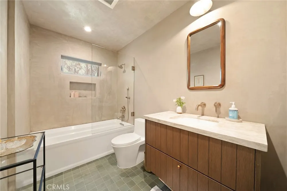 8006 Vicksburg Los Angeles, CA 90045
