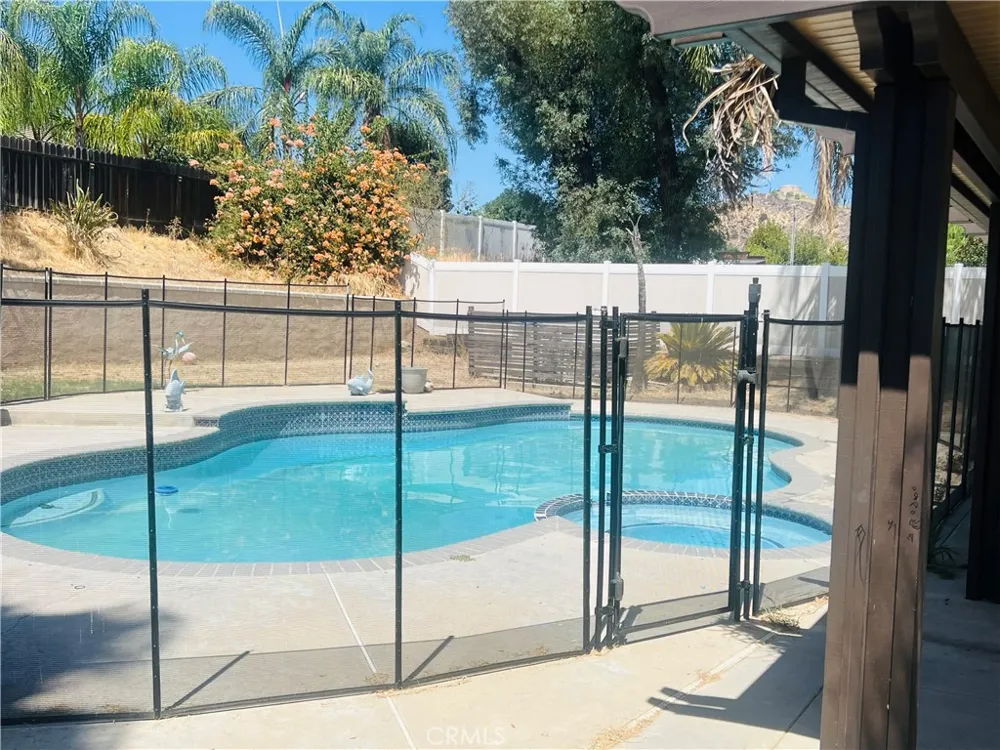 133 S Woodlake Lake Elsinore, CA 92530