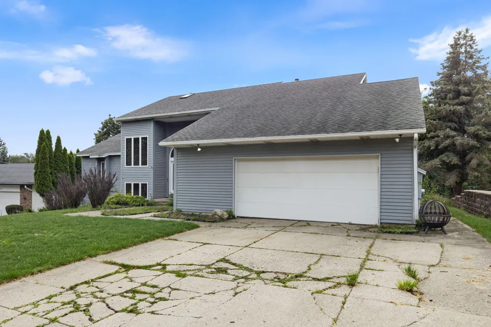 2630 Glencairin Drive NW Grand Rapids, MI 49504