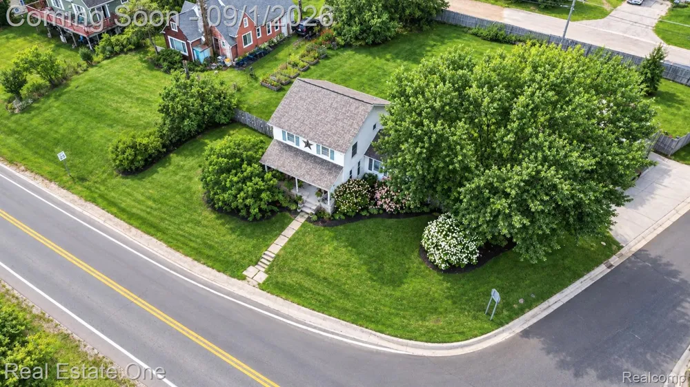 206 Broadway Springfield Charter Township, MI 48350