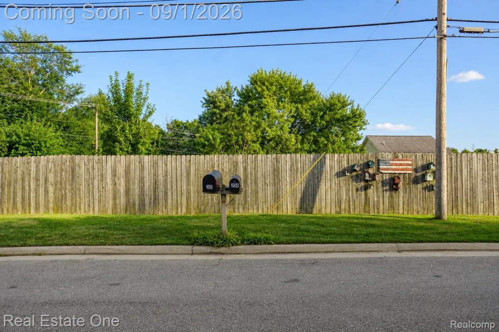 206 Broadway Springfield Charter Township, MI 48350