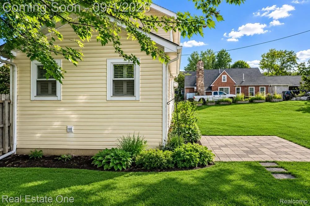 206 Broadway Springfield Charter Township, MI 48350