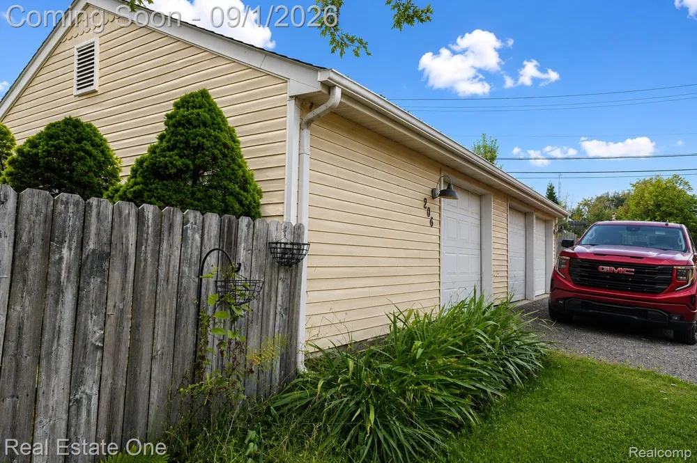 206 Broadway Springfield Charter Township, MI 48350