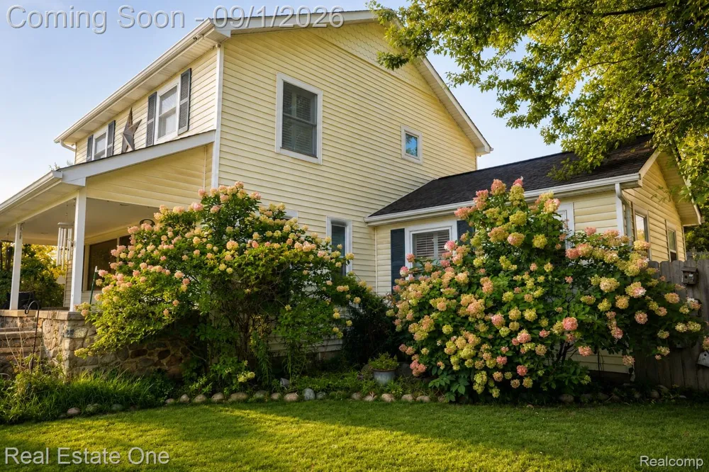 206 Broadway Springfield Charter Township, MI 48350