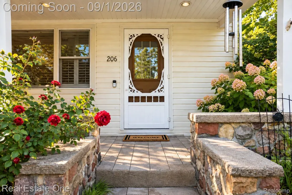 206 Broadway Springfield Charter Township, MI 48350