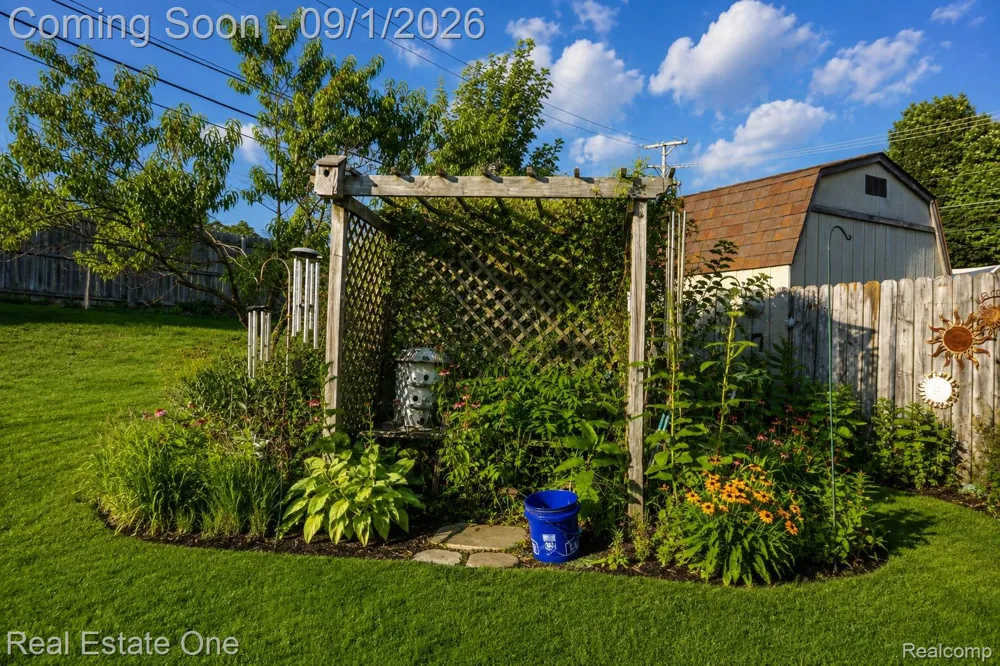 206 Broadway Springfield Charter Township, MI 48350