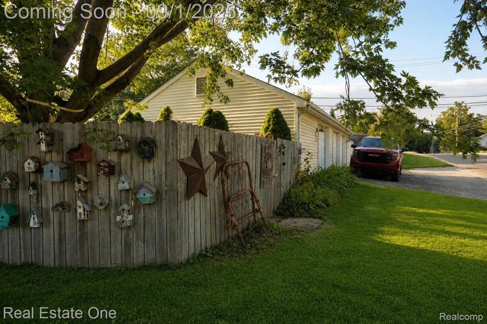 206 Broadway Springfield Charter Township, MI 48350