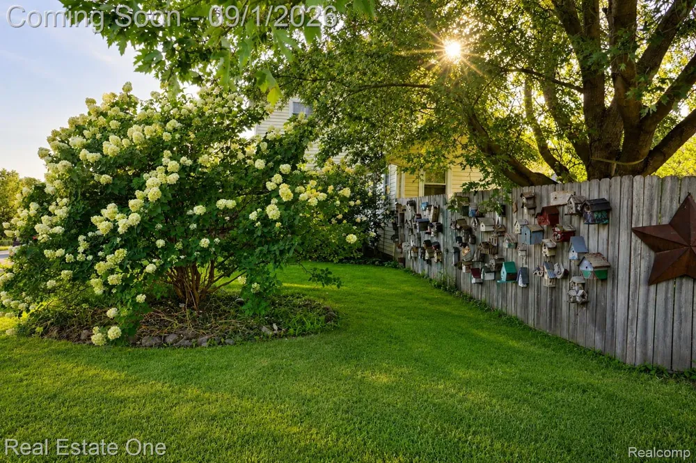 206 Broadway Springfield Charter Township, MI 48350