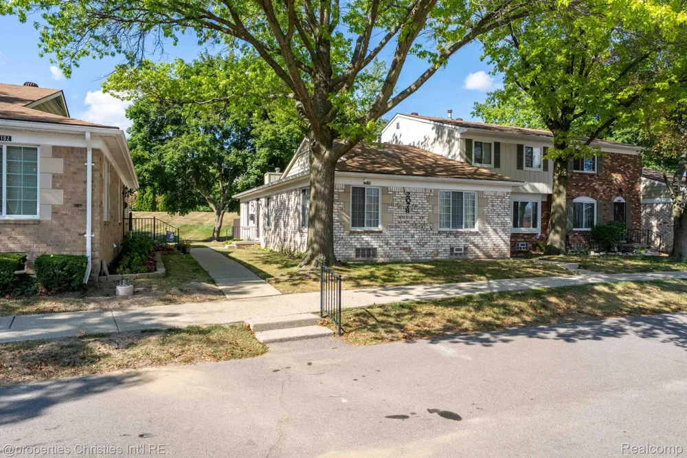 2078 Parmenter Boulevard Royal Oak City, MI 48073