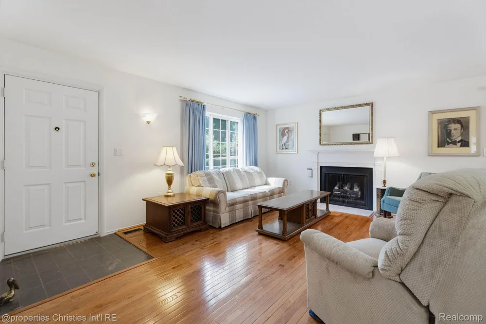 2078 Parmenter Boulevard Royal Oak City, MI 48073