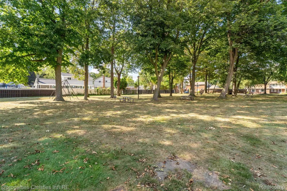 2078 Parmenter Boulevard Royal Oak City, MI 48073
