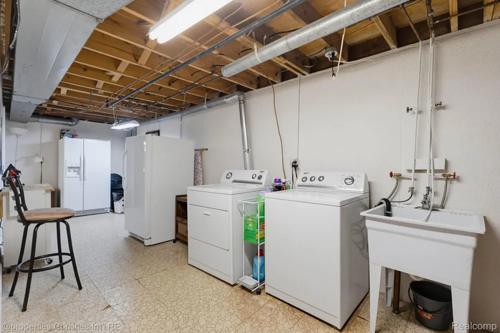 2078 Parmenter Boulevard Royal Oak City, MI 48073