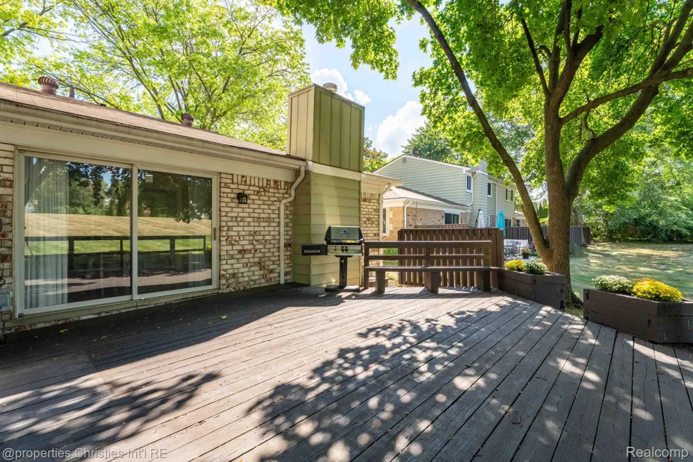 2078 Parmenter Boulevard Royal Oak City, MI 48073
