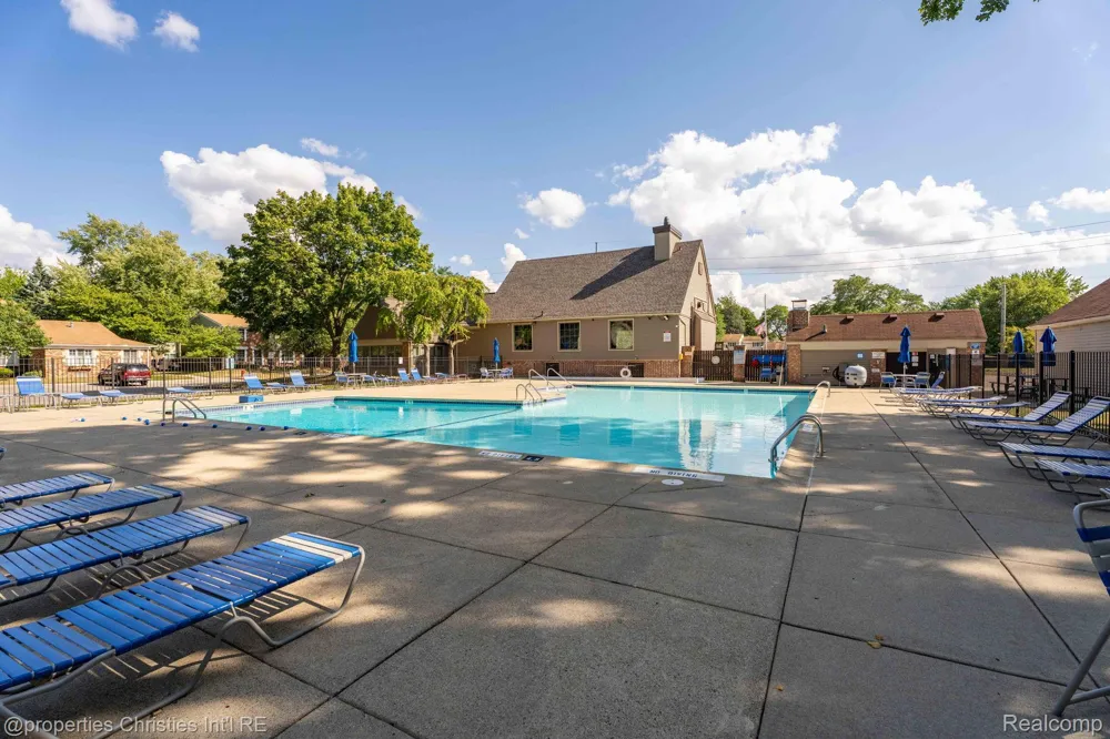 2078 Parmenter Boulevard Royal Oak City, MI 48073