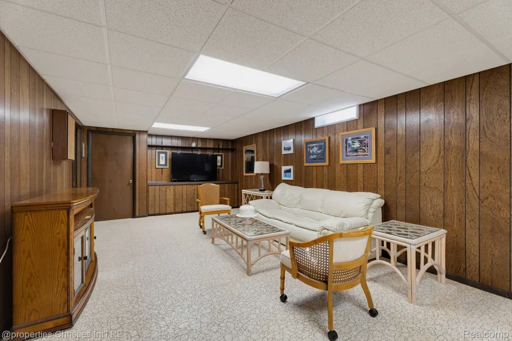 2078 Parmenter Boulevard Royal Oak City, MI 48073
