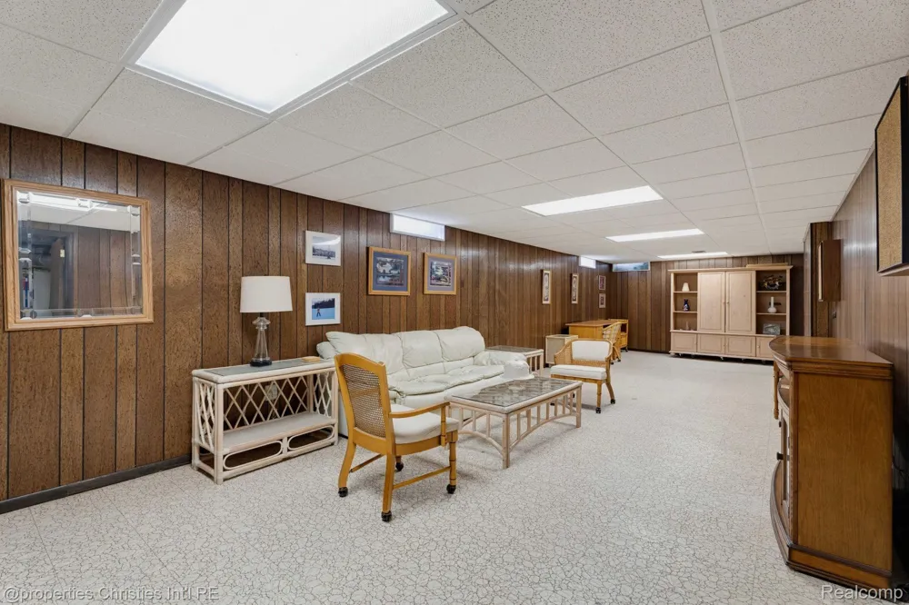 2078 Parmenter Boulevard Royal Oak City, MI 48073