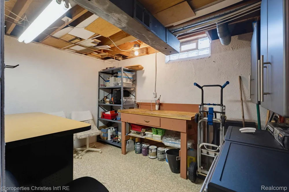 2078 Parmenter Boulevard Royal Oak City, MI 48073