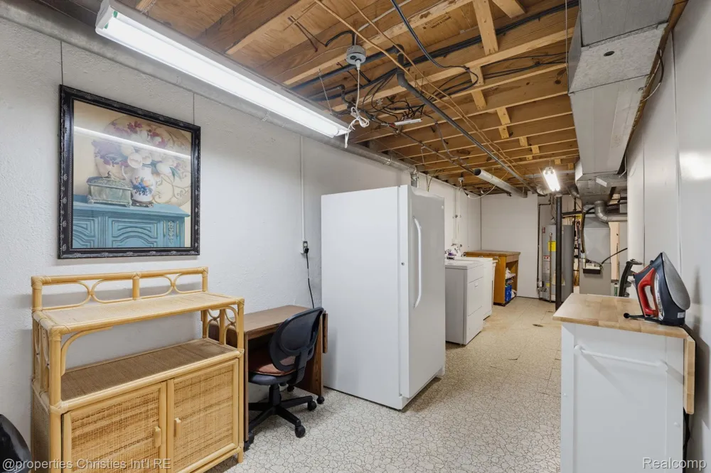 2078 Parmenter Boulevard Royal Oak City, MI 48073