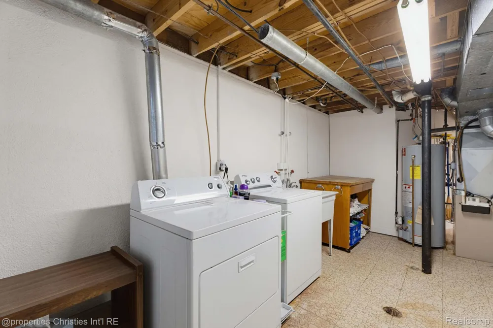 2078 Parmenter Boulevard Royal Oak City, MI 48073