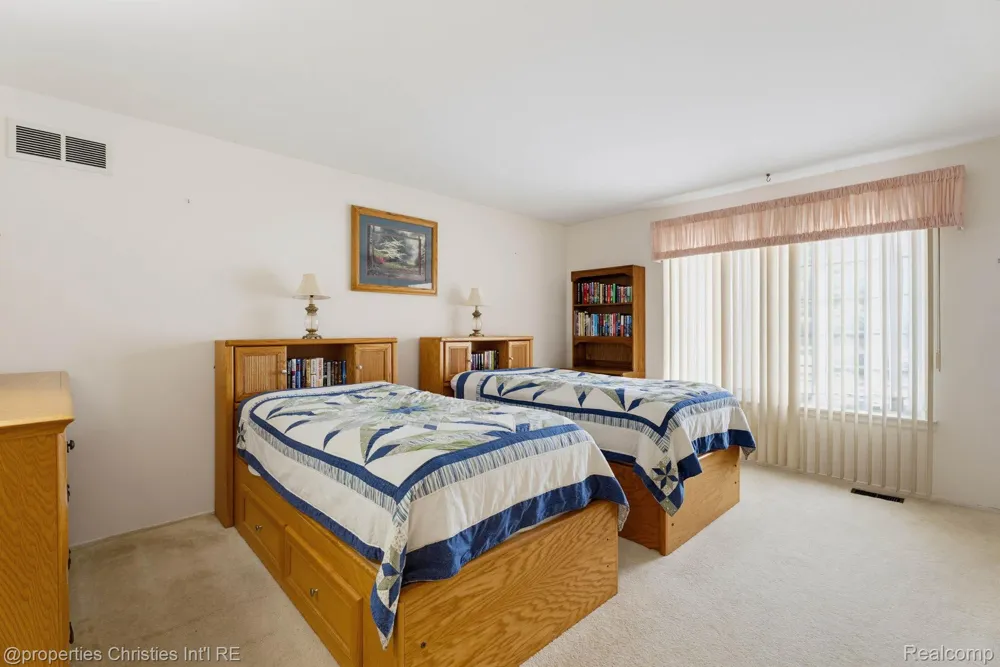 2078 Parmenter Boulevard Royal Oak City, MI 48073