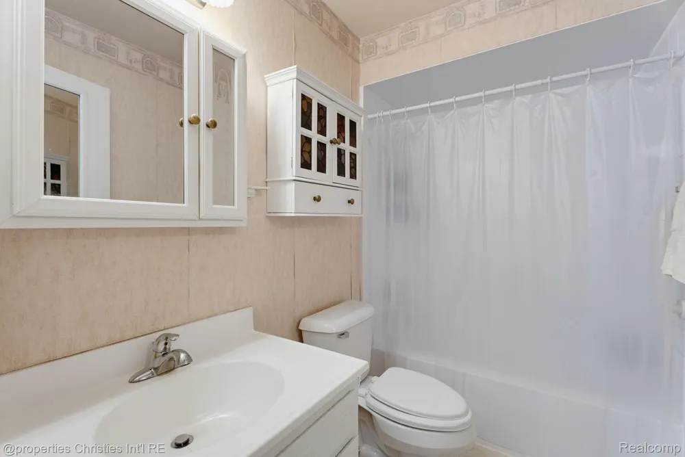 2078 Parmenter Boulevard Royal Oak City, MI 48073