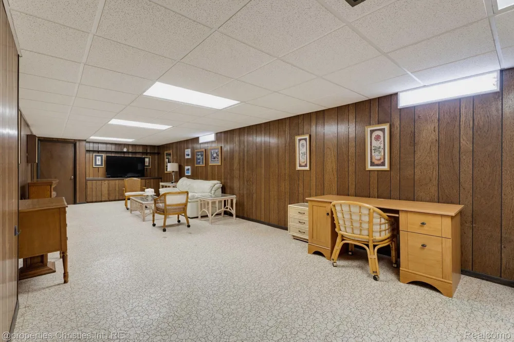 2078 Parmenter Boulevard Royal Oak City, MI 48073
