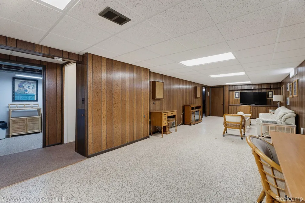 2078 Parmenter Boulevard Royal Oak City, MI 48073