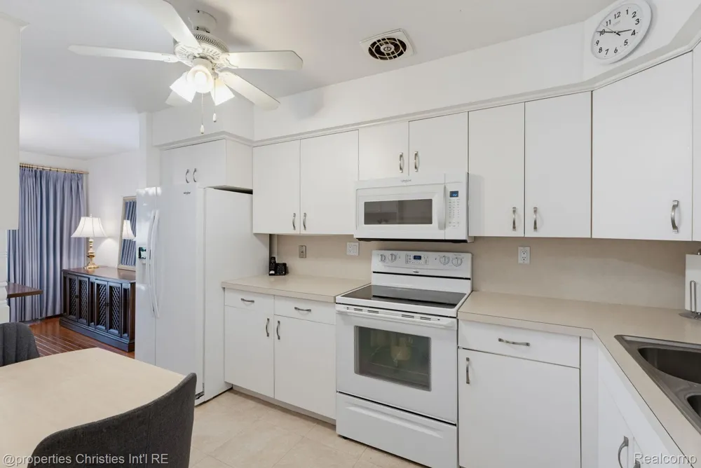 2078 Parmenter Boulevard Royal Oak City, MI 48073