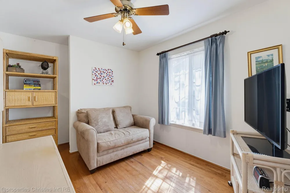 2078 Parmenter Boulevard Royal Oak City, MI 48073
