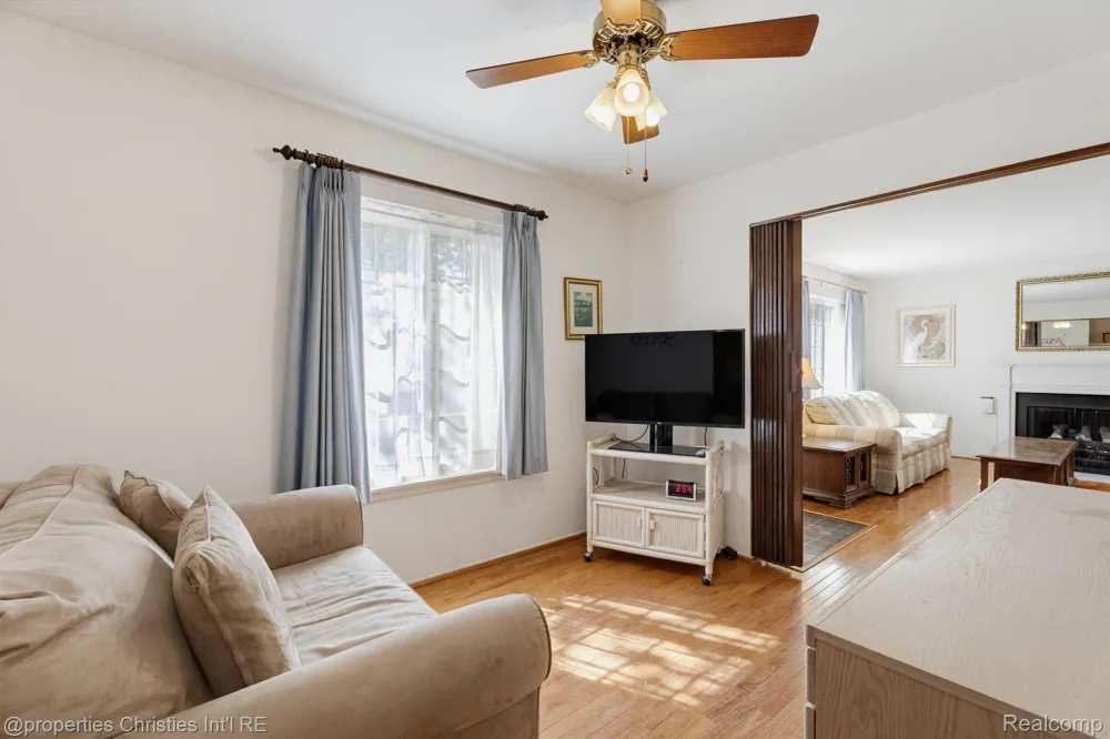 2078 Parmenter Boulevard Royal Oak City, MI 48073