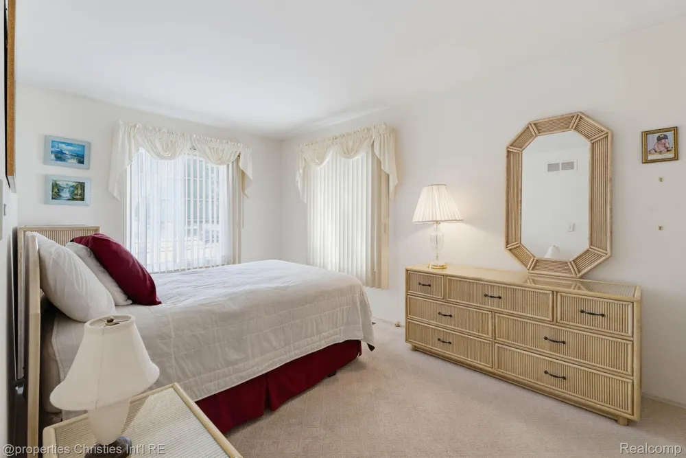2078 Parmenter Boulevard Royal Oak City, MI 48073