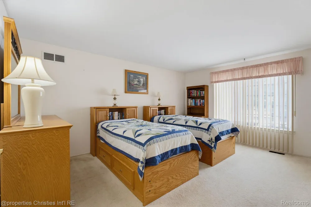 2078 Parmenter Boulevard Royal Oak City, MI 48073