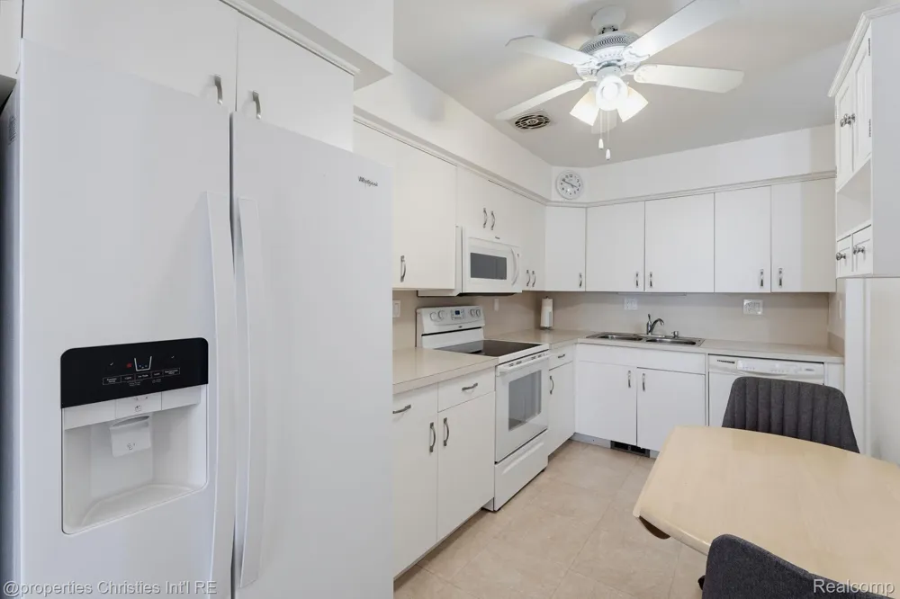 2078 Parmenter Boulevard Royal Oak City, MI 48073