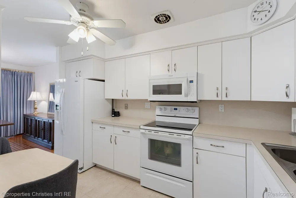 2078 Parmenter Boulevard Royal Oak City, MI 48073