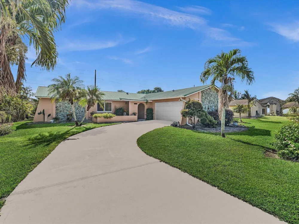 135 SW 7TH AVENUE South Bay, FL 33493