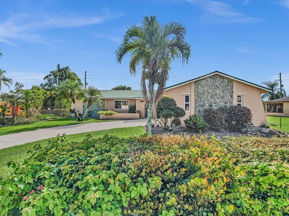 135 SW 7TH AVENUE South Bay, FL 33493