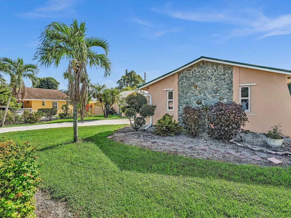 135 SW 7TH AVENUE South Bay, FL 33493