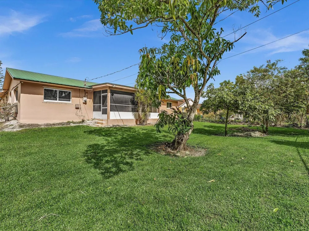 135 SW 7TH AVENUE South Bay, FL 33493