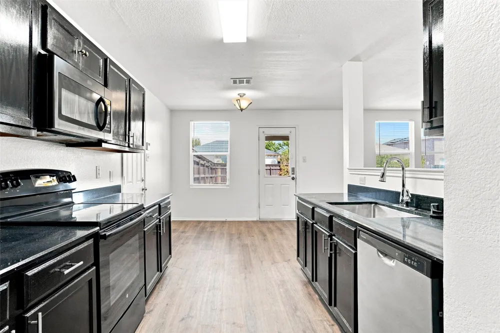 1027 Graystone Drive Lancaster, TX 75134