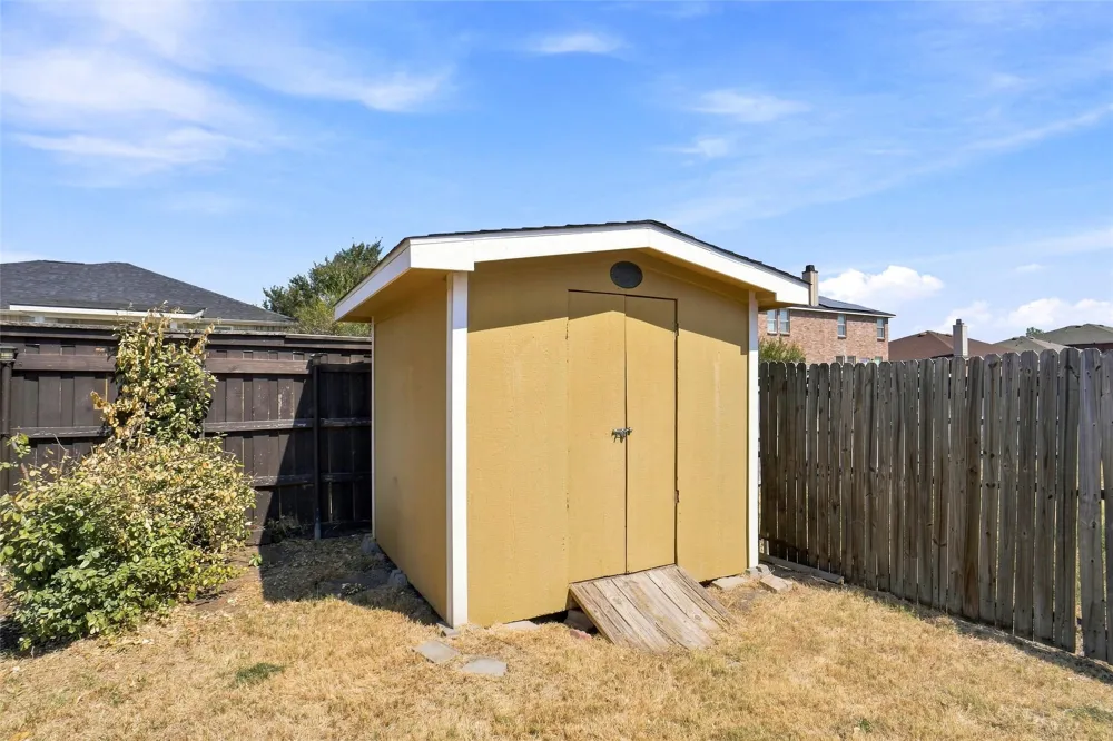 1027 Graystone Drive Lancaster, TX 75134