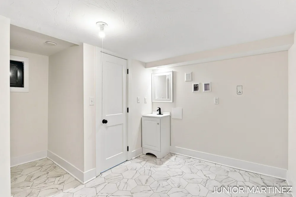 23 E 35th Street Holland, MI 49423