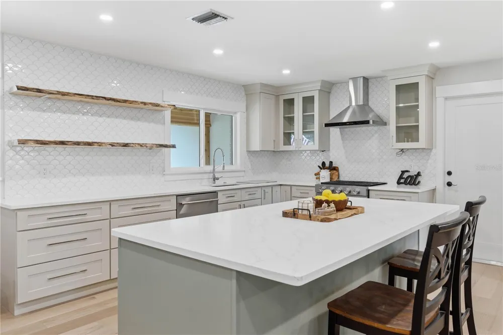 2218 HENNESEN DRIVE Clearwater, FL 33764