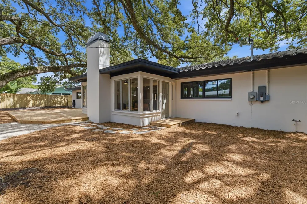 2218 HENNESEN DRIVE Clearwater, FL 33764