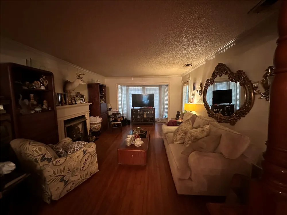 7805 Wanebe Drive Dallas, TX 75235