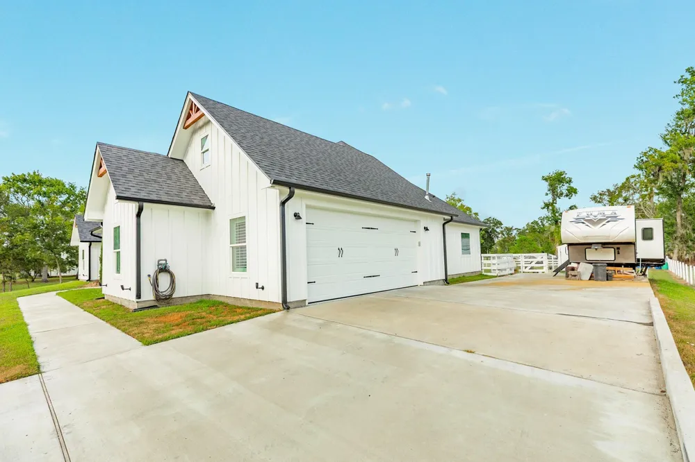 206 Black Oak Dr Angleton, TX 77515